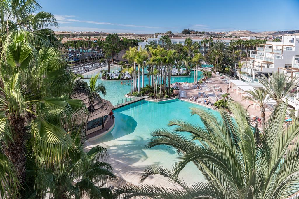 Luxe all inclusive resort met zwembad en palmbomen